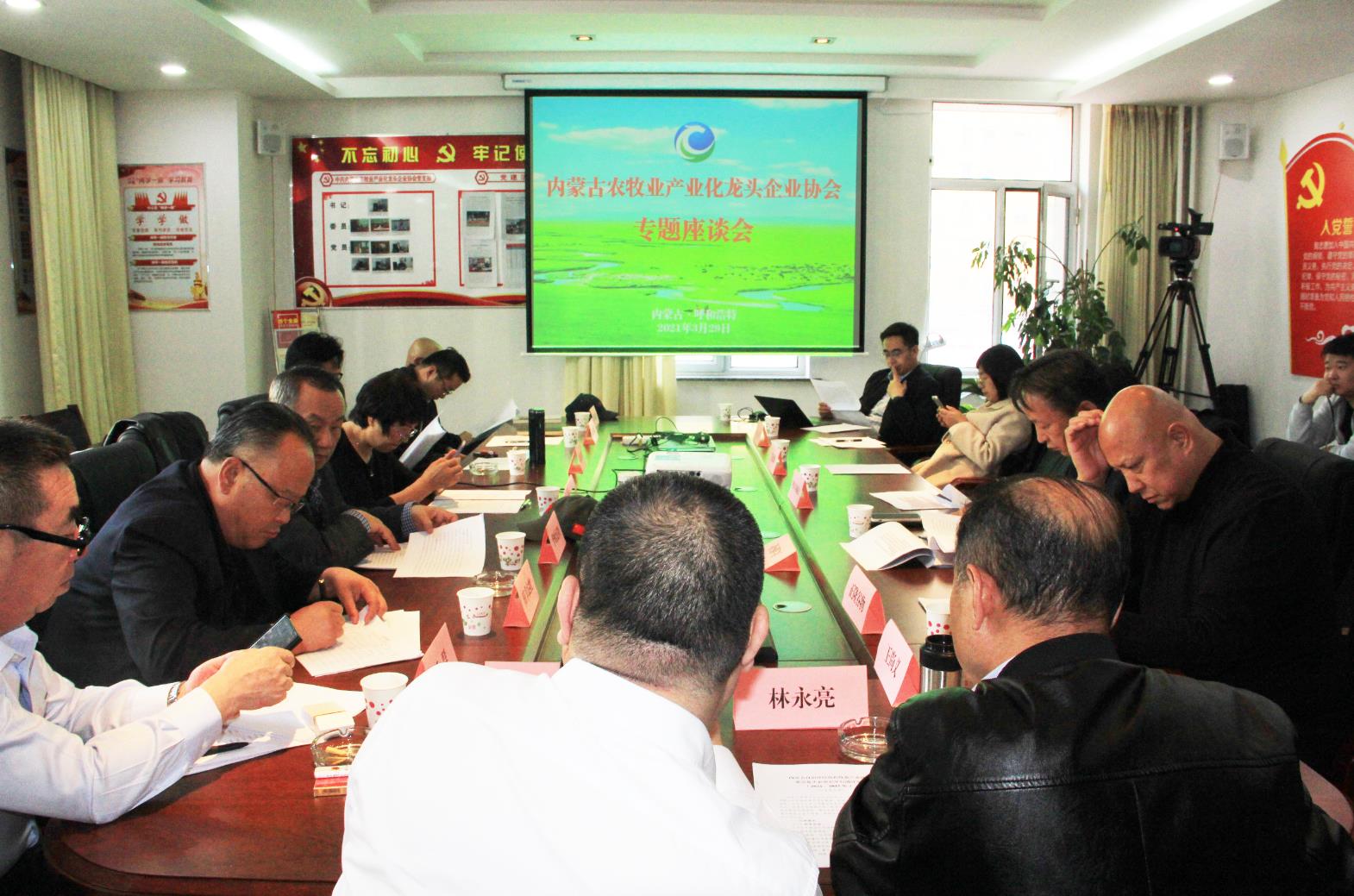 建言獻(xiàn)策，充分發(fā)揮協(xié)會(huì)的組織協(xié)調(diào)能力