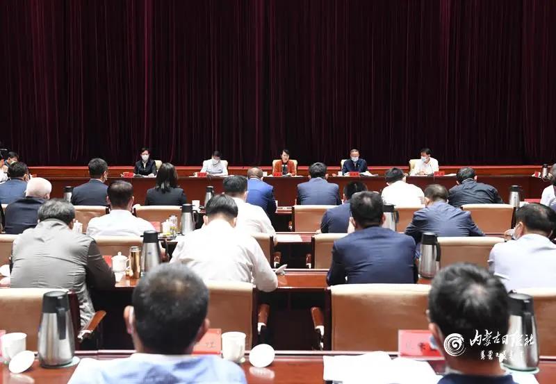 王莉霞主席主持召開自治區(qū)民營(yíng)企業(yè)座談會(huì)，周勇會(huì)長(zhǎng)作專題匯報(bào)